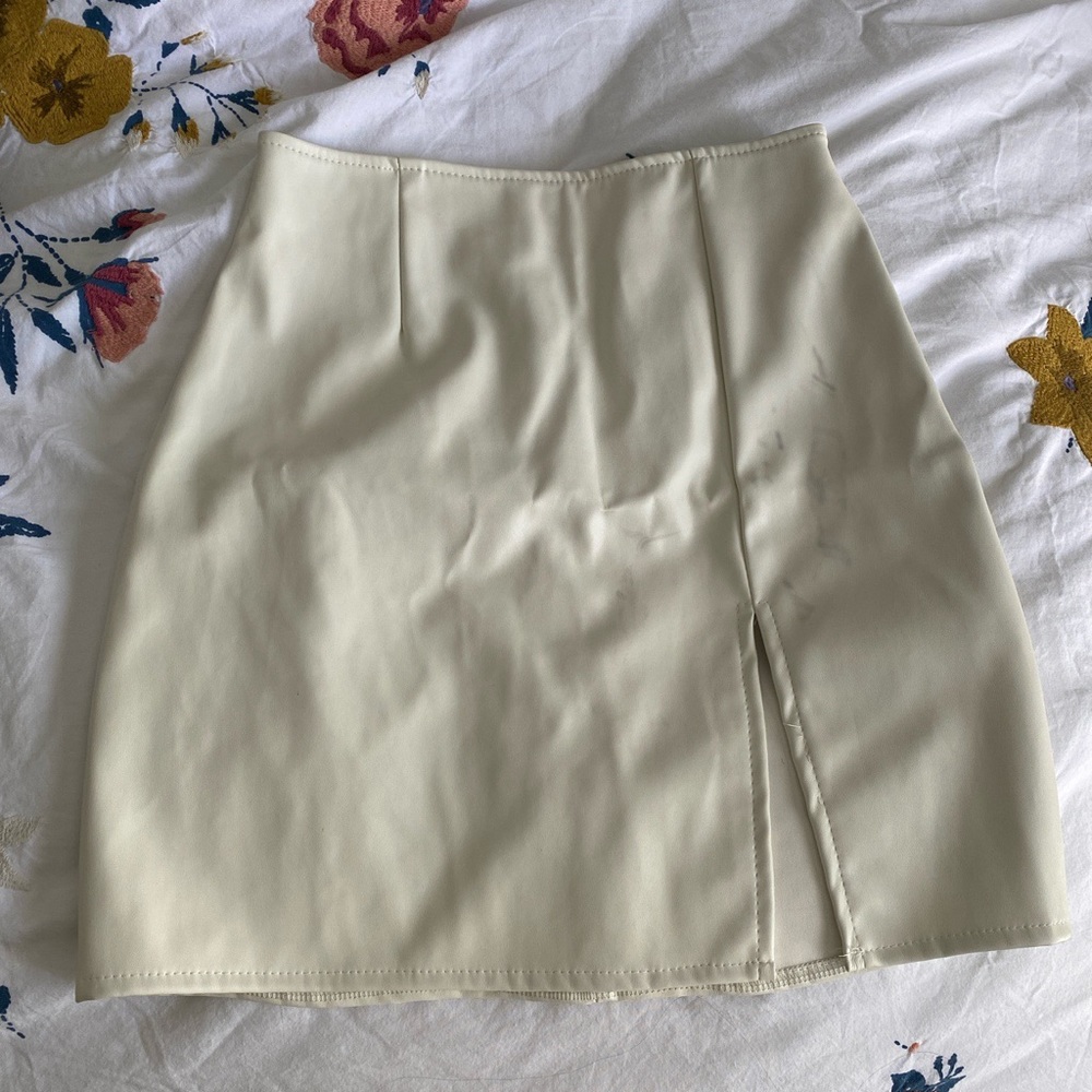 Windsor Store white faux leather skirt 🤍☁️🤍